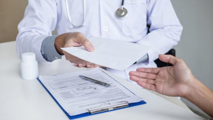 lékař předepisuje léčbu parazitů